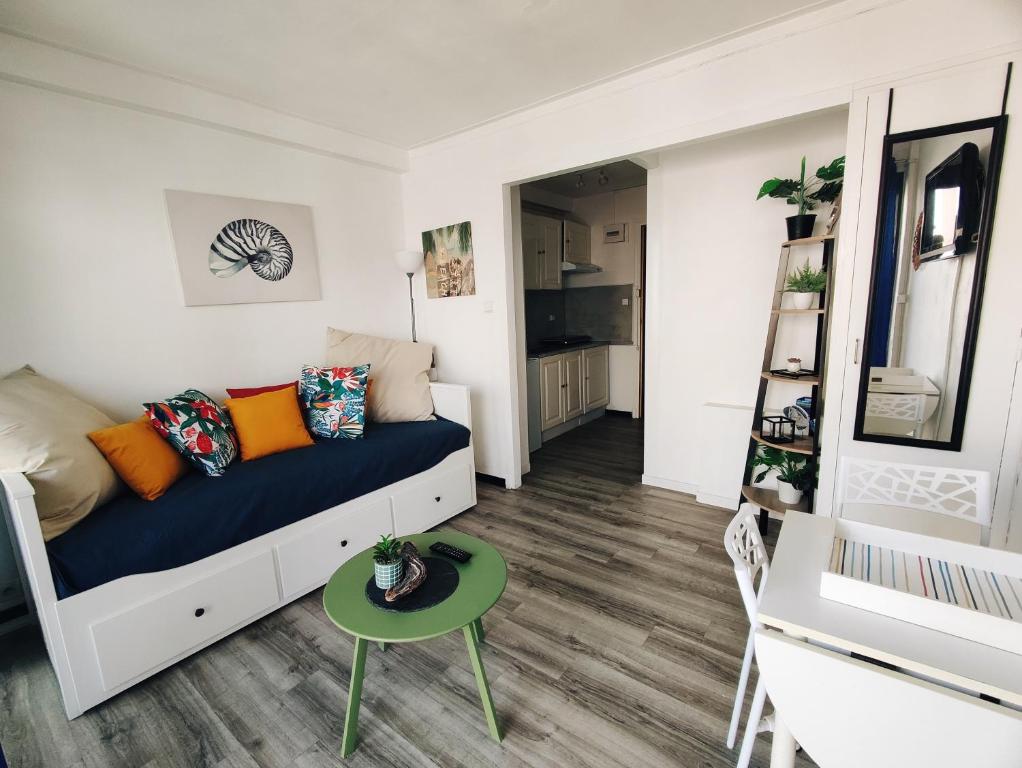 un salon avec un canapé et une table dans l'établissement Superbe studio pour 2 à 20m de la plage - 27, à Canet