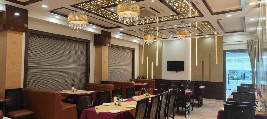 TV a/nebo společenská místnost v ubytování Hotel Taj Heights