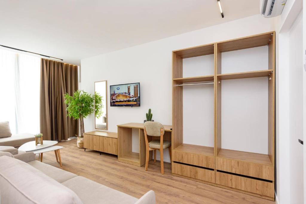 TV a/nebo společenská místnost v ubytování Sea & Sand Hotel