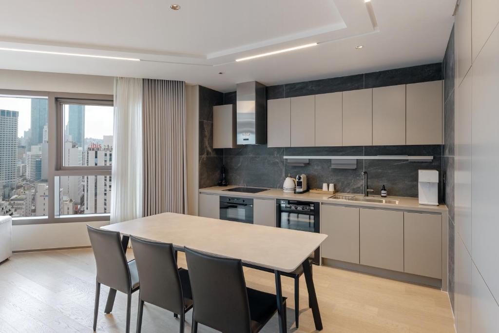 Kuchyň nebo kuchyňský kout v ubytování NewCZ Haeundae Residence