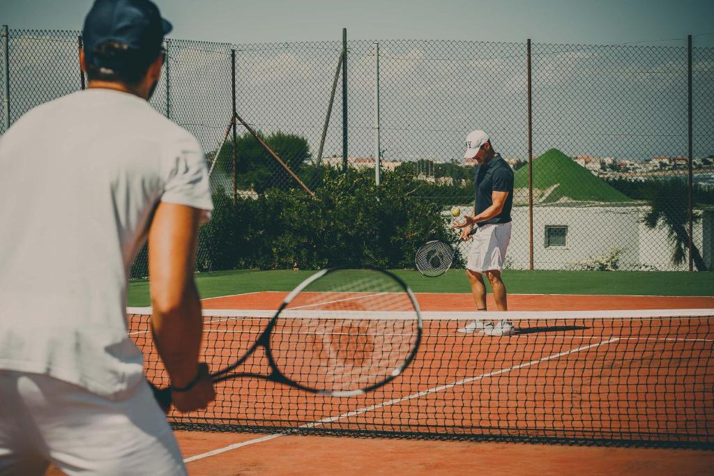 Tenis a/nebo squash v ubytování Cala del Principe Wild & Nature Resort nebo okolí
