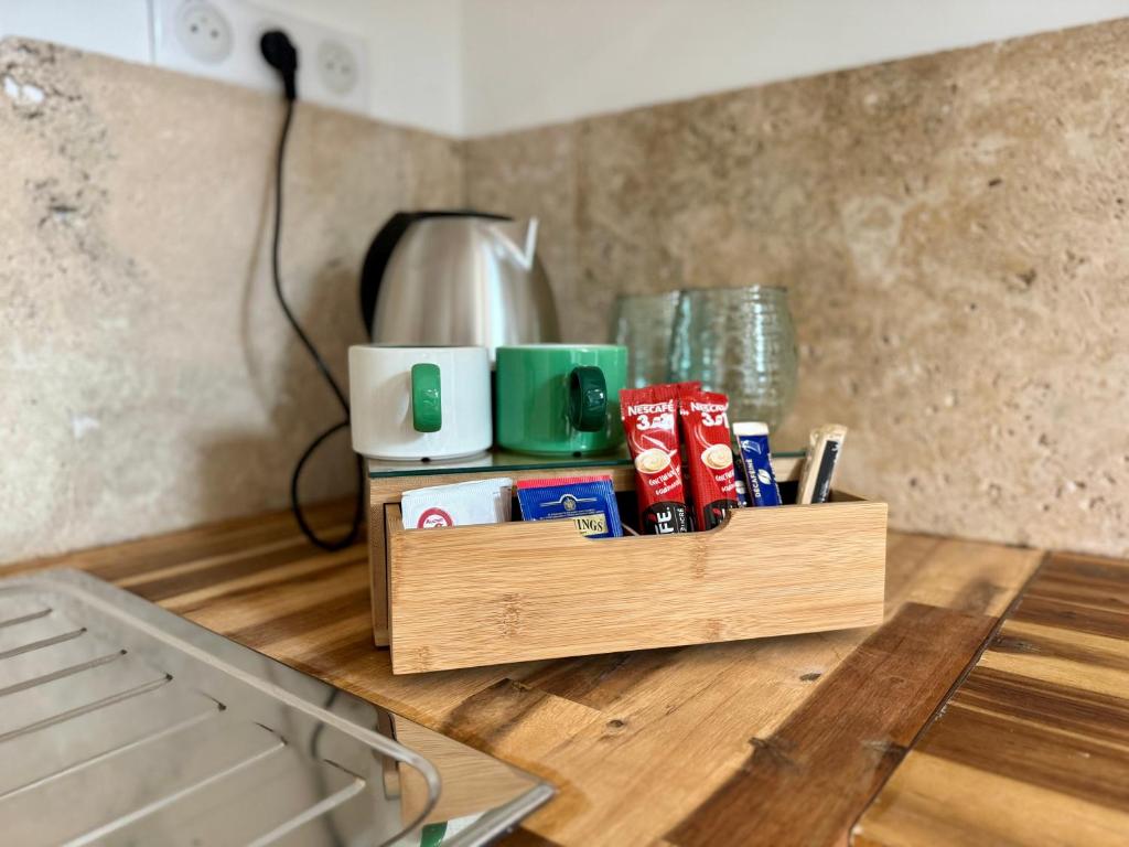 Příslušenství pro přípravu čaje a kávy v ubytování Chambre de charme à Evisa