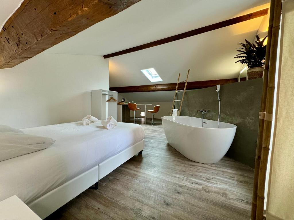 Postel nebo postele na pokoji v ubytování Chambre de charme à Evisa