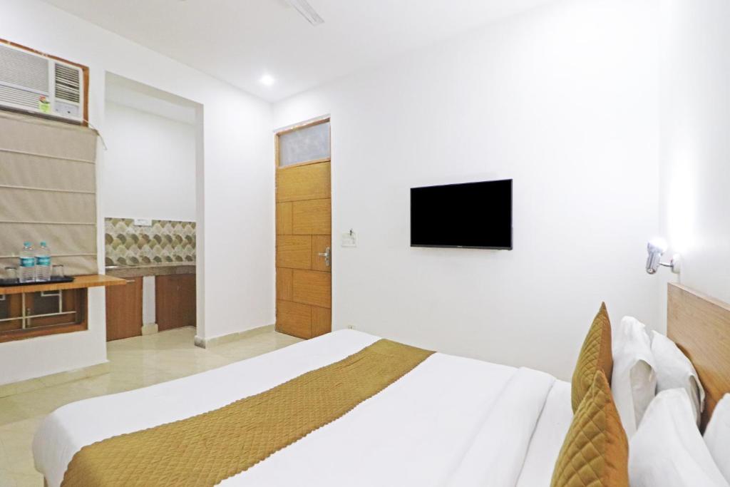 TV a/nebo společenská místnost v ubytování Hotel Trendy Residency - Couple Friendly Hotel