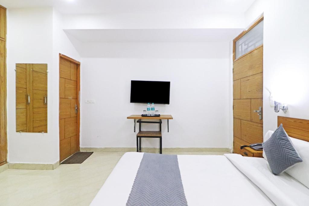 TV a/nebo společenská místnost v ubytování Hotel Trendy Residency - Couple Friendly Hotel