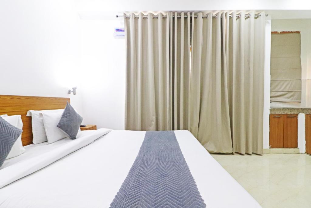 Postel nebo postele na pokoji v ubytování Hotel Trendy Residency - Couple Friendly Hotel