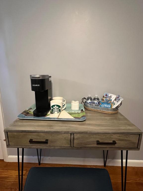Příslušenství pro přípravu čaje a kávy v ubytování Peaceful 1BR easy commute, urban suburban mix feel in Boston