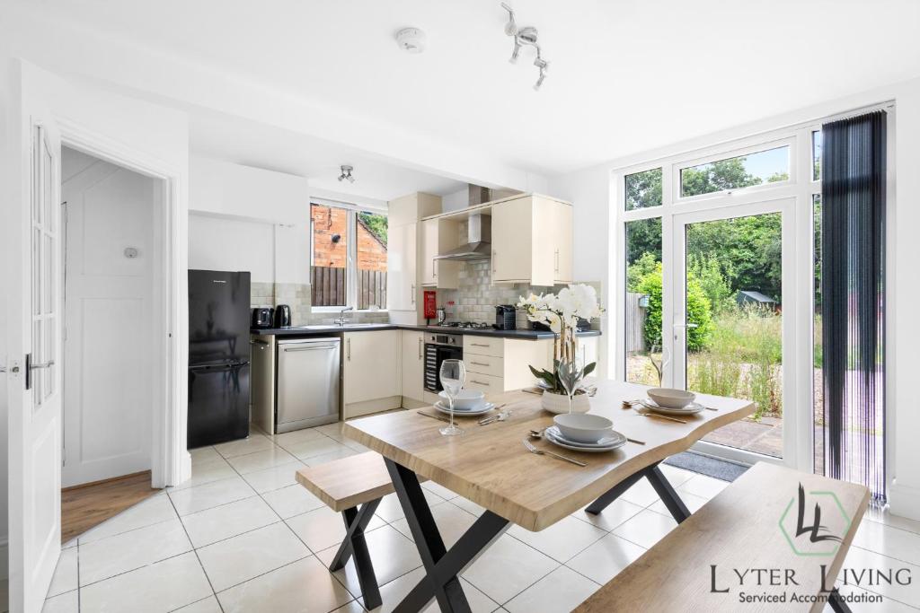 une cuisine avec une table en bois dans une pièce dans l'établissement The Oakleigh - Fosse Park - Close to M1 and M69 - 3 Bed House, Contractors, Corporates, MonthlyStays, à Glen Parva