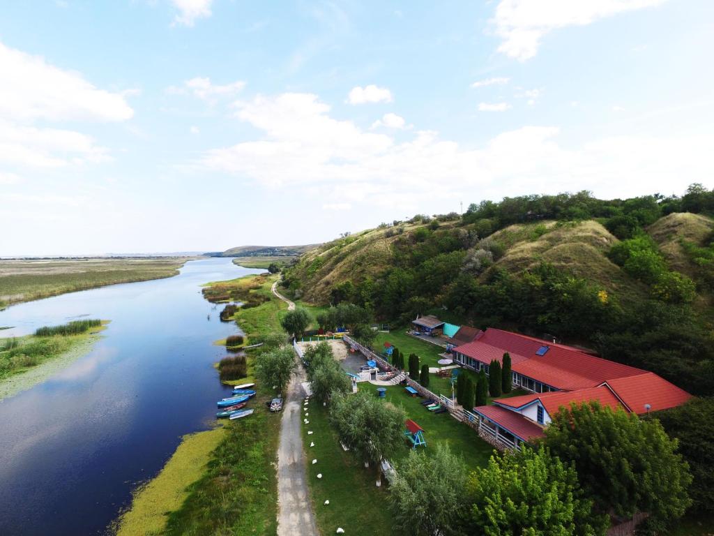 una vista aerea di un fiume con barche sulla riva di Casa Obreja a Parcheş