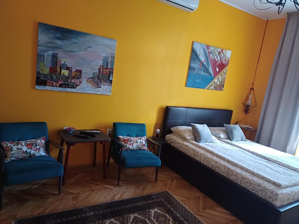 Ένα ή περισσότερα κρεβάτια σε δωμάτιο στο Sombor 19 Central Apartment