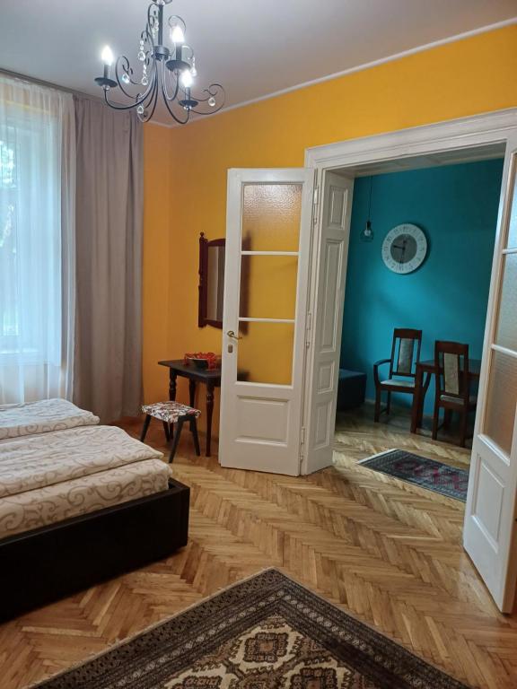 Ένα ή περισσότερα κρεβάτια σε δωμάτιο στο Sombor 19 Central Apartment