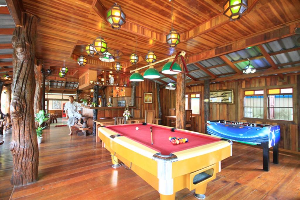 Biliár nebo kulečník v ubytování J.Holiday Inn Krabi