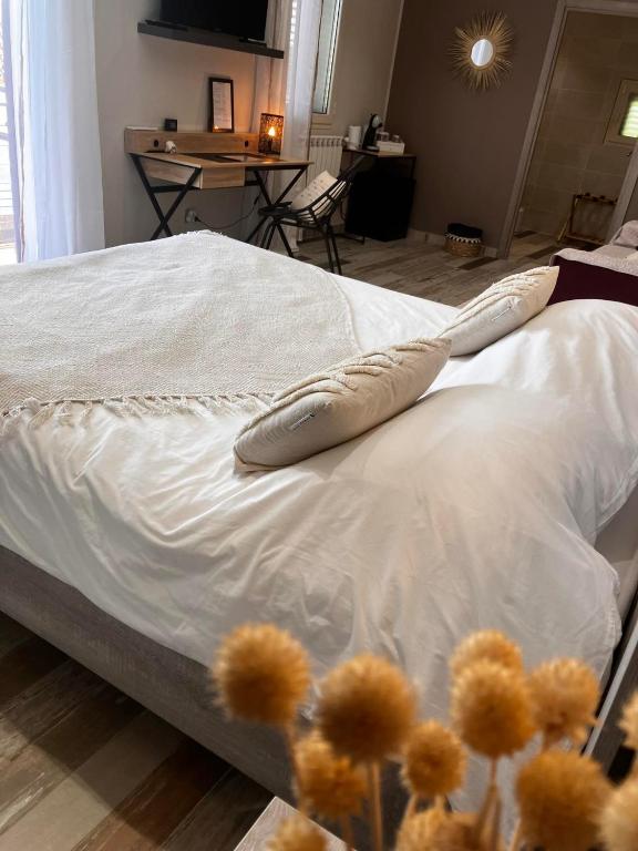 Postel nebo postele na pokoji v ubytování HISTOIRE D'Ô - Les Piscines - Chambres d'hôtes
