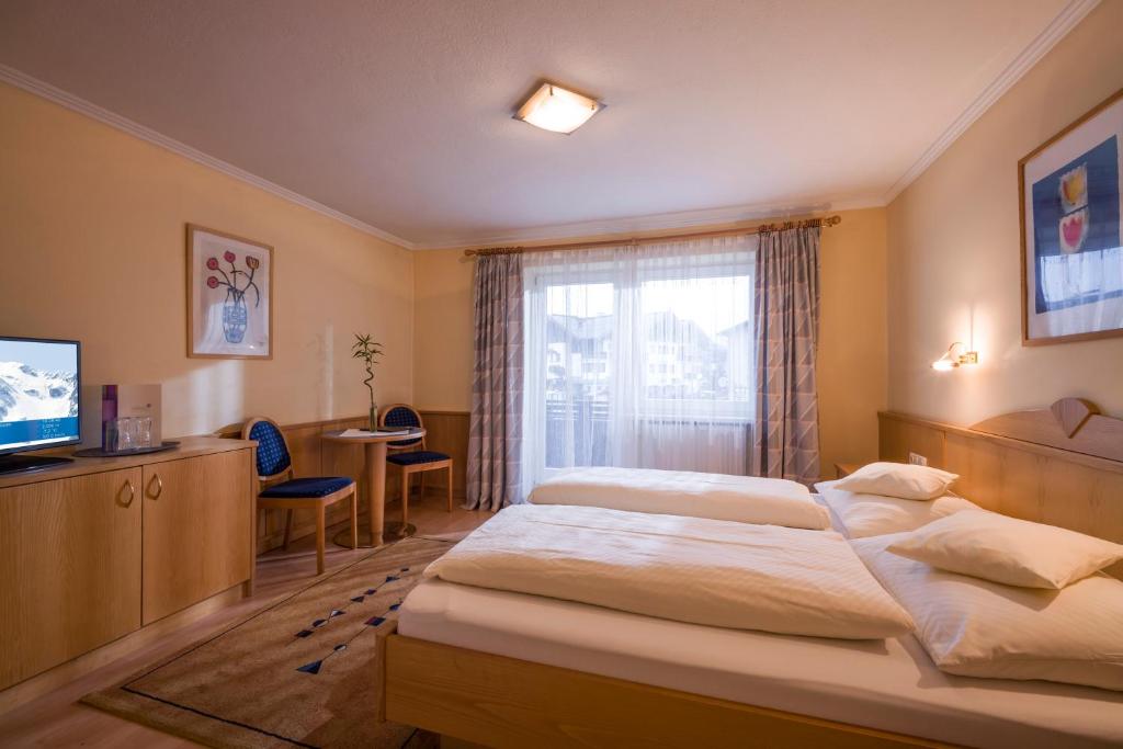 TV a/nebo společenská místnost v ubytování edelweiss lounge restaurant hotel pizza cafe billard gasthof