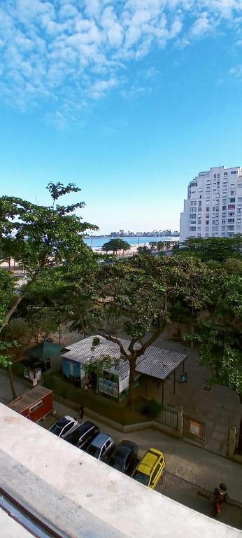 a parking lot with cars parked in front of a building at Quarto vista mar in Rio de Janeiro