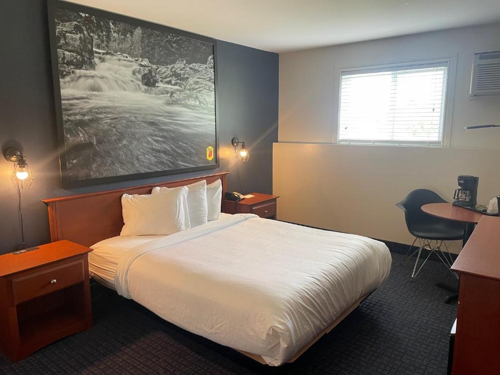 Een bed of bedden in een kamer bij Super 8 by Wyndham Sainte Agathe Des Monts
