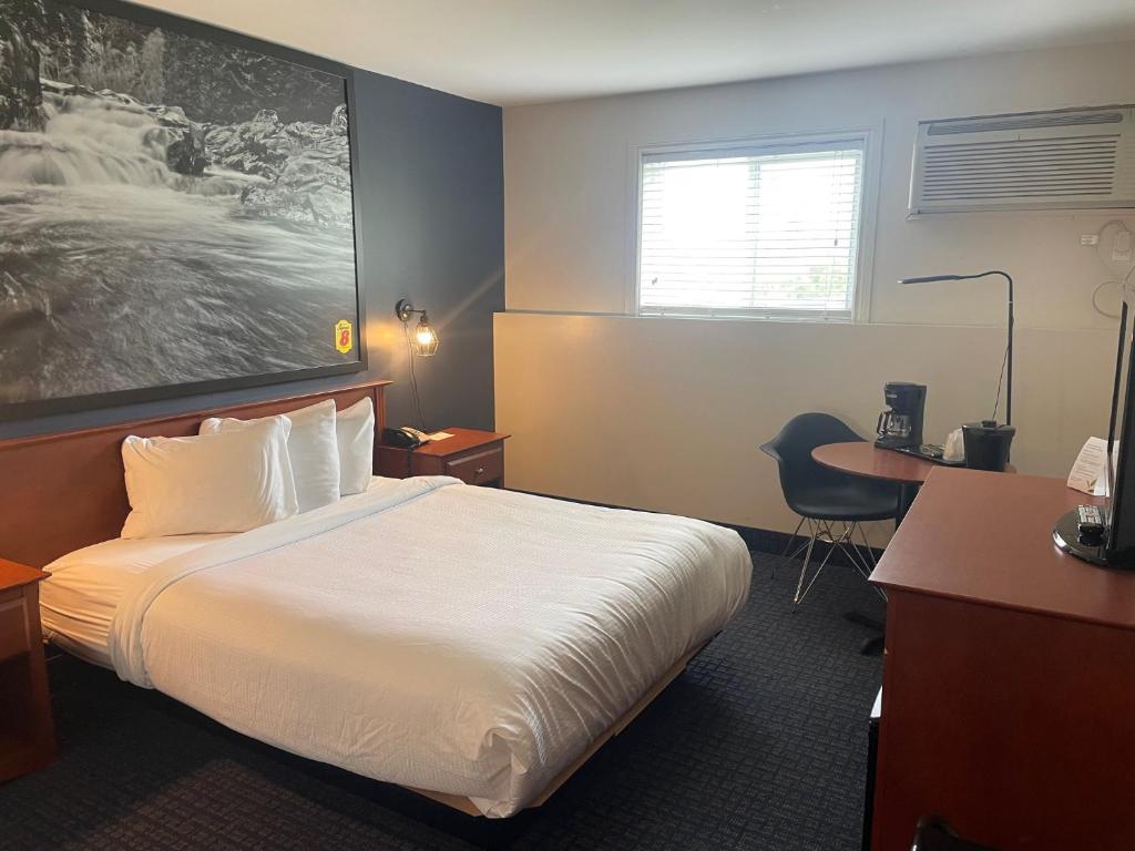 Een bed of bedden in een kamer bij Super 8 by Wyndham Sainte Agathe Des Monts