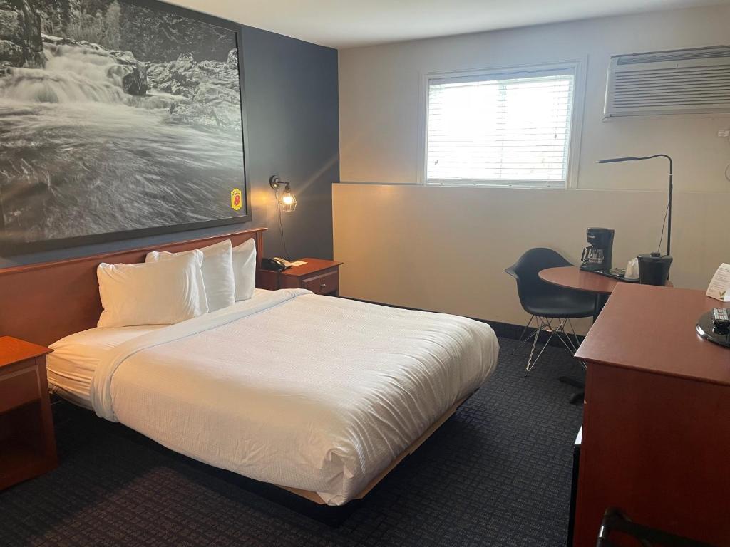 Een bed of bedden in een kamer bij Super 8 by Wyndham Sainte Agathe Des Monts