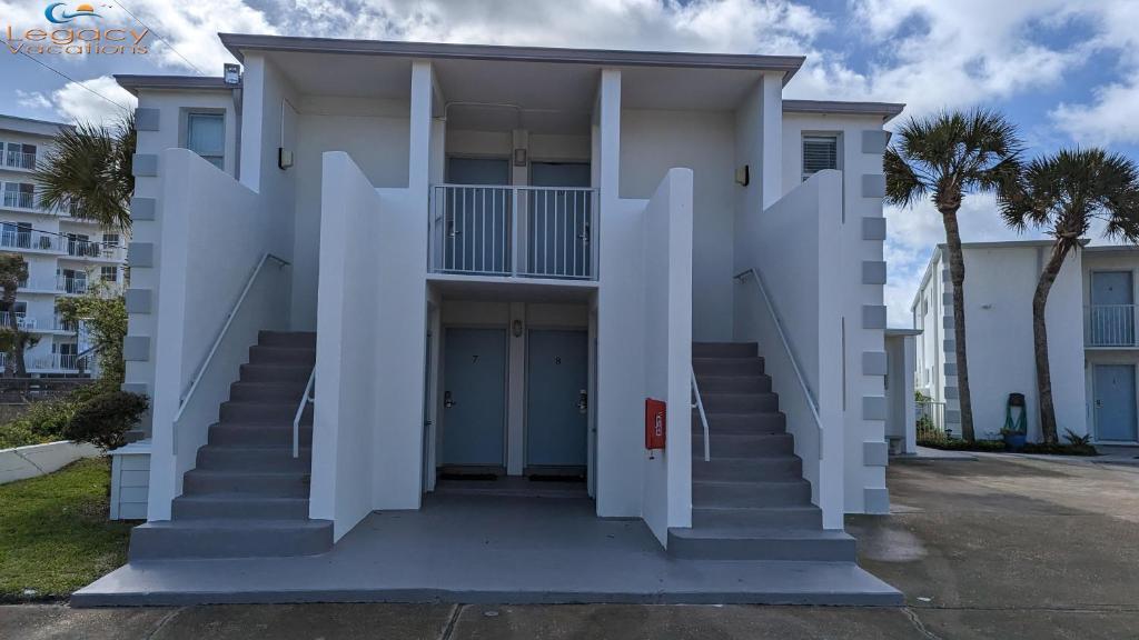 IS2 - Cozy 1 Bd - Steps Away From the Beach - Housity