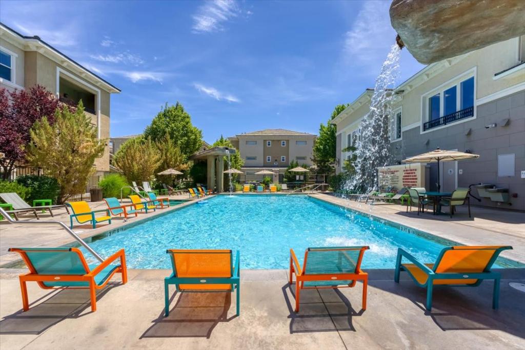2BR Getaway Pool Gym Basketball Court & Theater Access, Reno (prisene ...