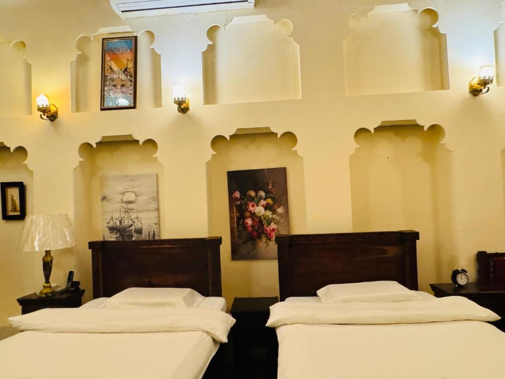Ein Bett oder Betten in einem Zimmer der Unterkunft Heritage Home Guest House