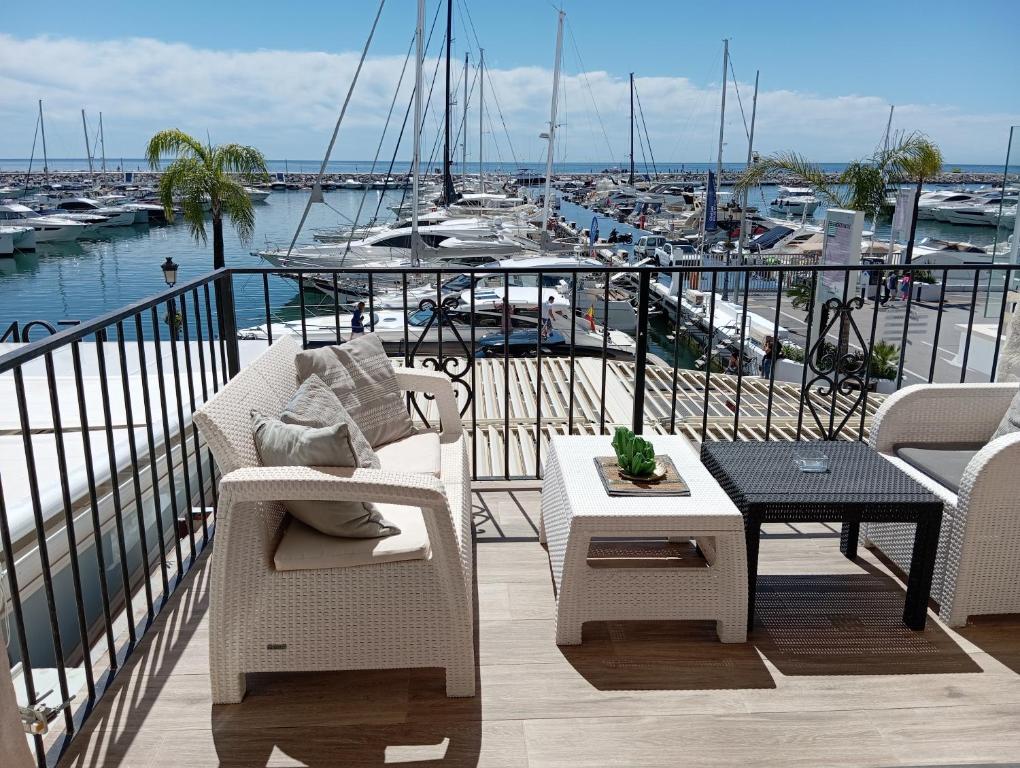 Sea front apartment in Puerto Banús