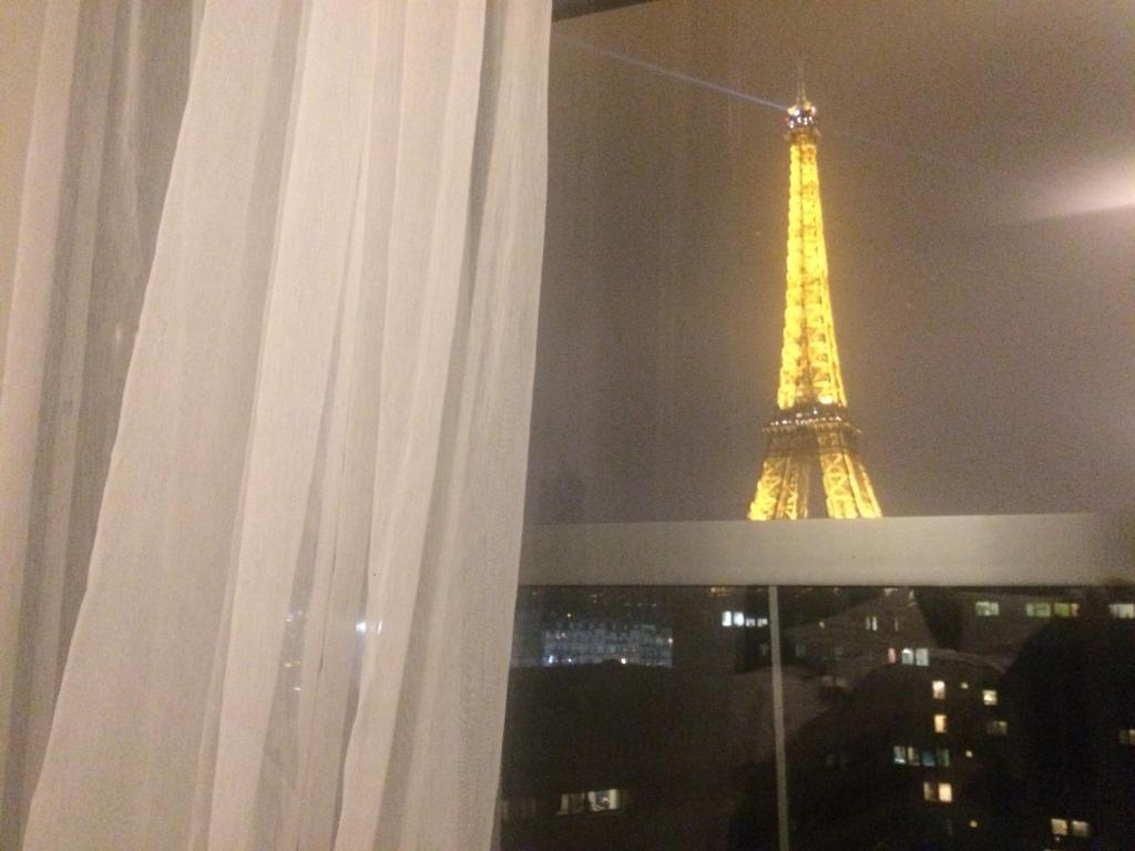 - une vue sur la tour Eiffel depuis une fenêtre dans l'établissement Eiffel Tower Incredible View, à Paris