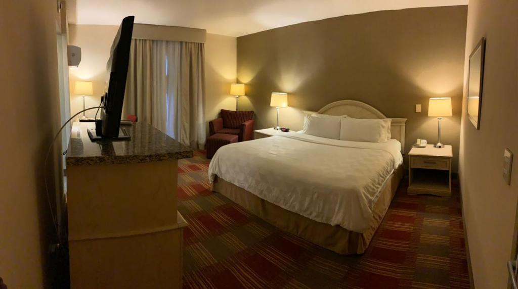 Postel nebo postele na pokoji v ubytování Holiday Inn Monclova by IHG