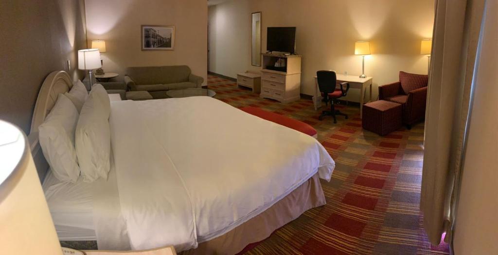 Postel nebo postele na pokoji v ubytování Holiday Inn Monclova by IHG