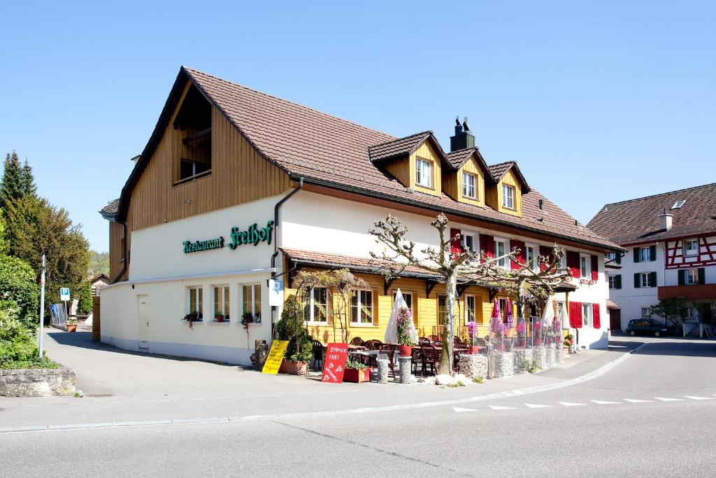 ein Geschäft an der Seite einer Straße in der Unterkunft Freihof Embrach in Embrach