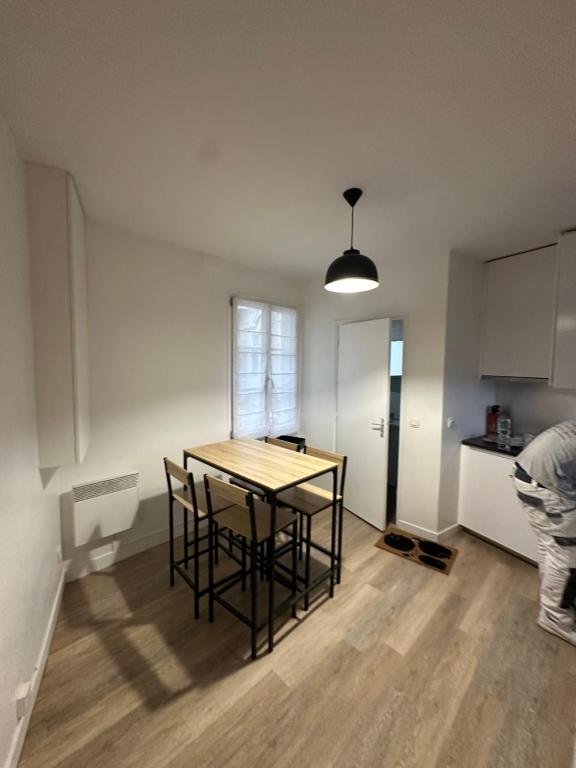 une cuisine avec une table et des chaises dans une pièce dans l'établissement Il grand maison, à Argenteuil