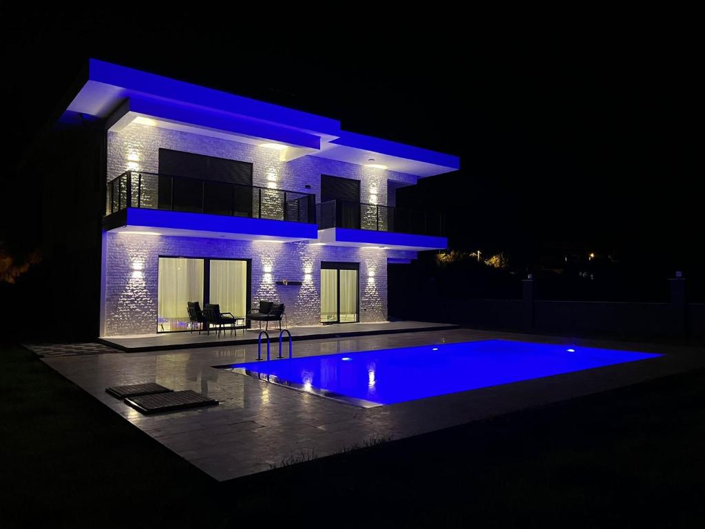 Πισίνα στο ή κοντά στο Isık villa