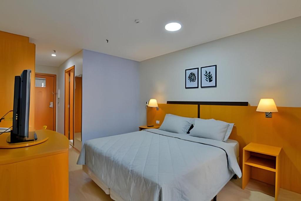 En eller flere senge i et værelse på Comfort Hotel Taguatinga - Flat Encantador c/ Wifi