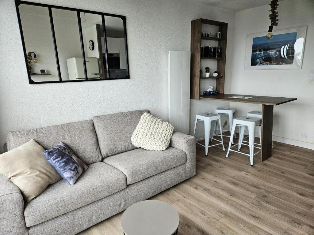 un salon avec un canapé et une table dans l'établissement Résidence Port Bourgenay - maeva Home - Appartement 2 pièces 4 personnes - Prestige - super Home MAE-2231, à Talmont-Saint-Hilaire