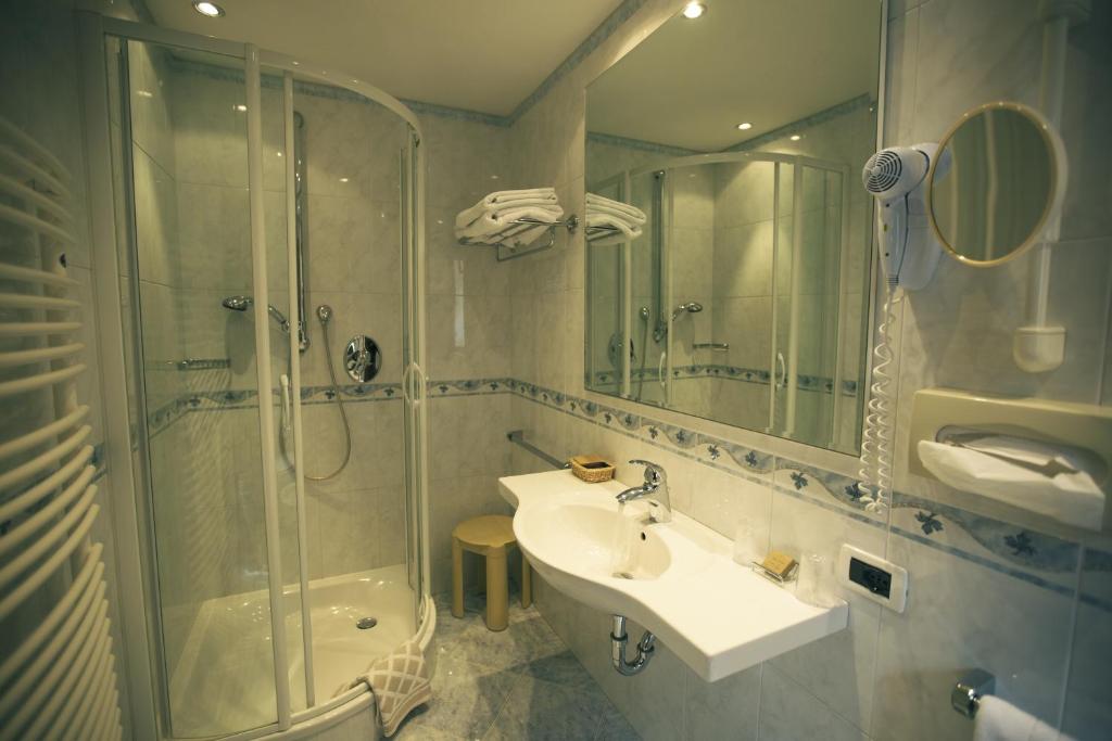 Hotel Garni Concordia - Dolomites Homeにあるバスルーム