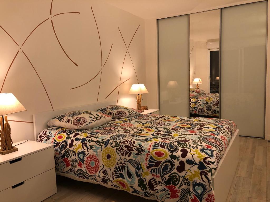 - une chambre avec un lit, deux lampes et un miroir dans l'établissement Hyper centre très lumineux, à Orléans