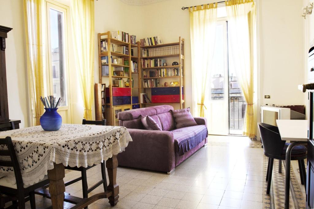ローマにあるAlice's Placeの紫色のソファとテーブル付きのリビングルーム