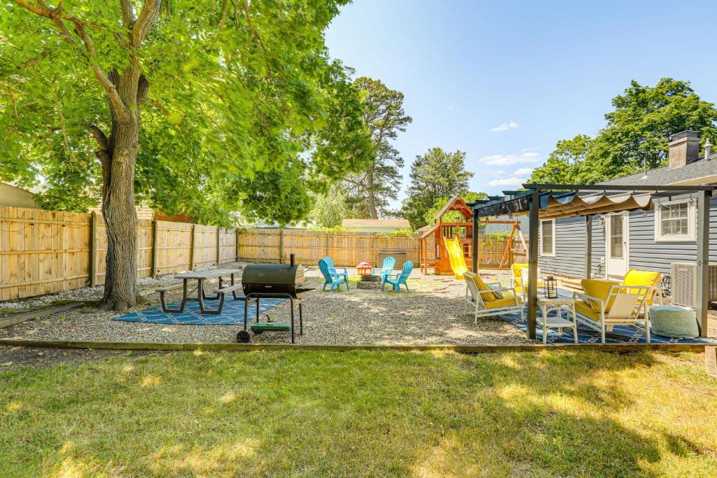 Bayville Getaway with Fire Pit 2 Mi to Beach!, Bayville (updated