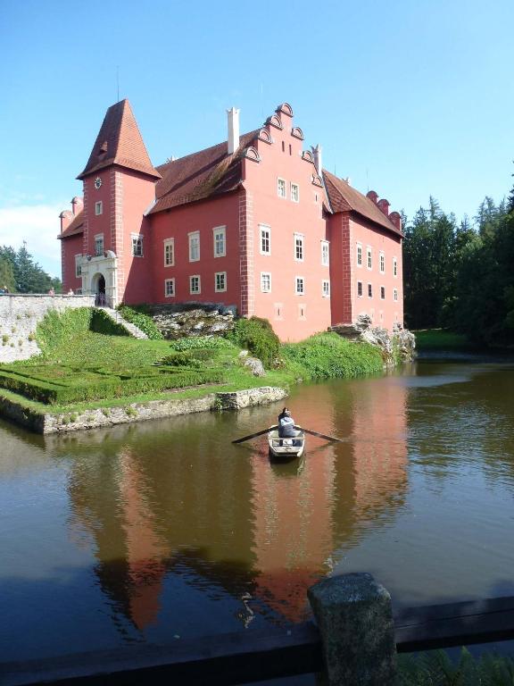 Výhled na řeku, která protéká v blízkosti kempu