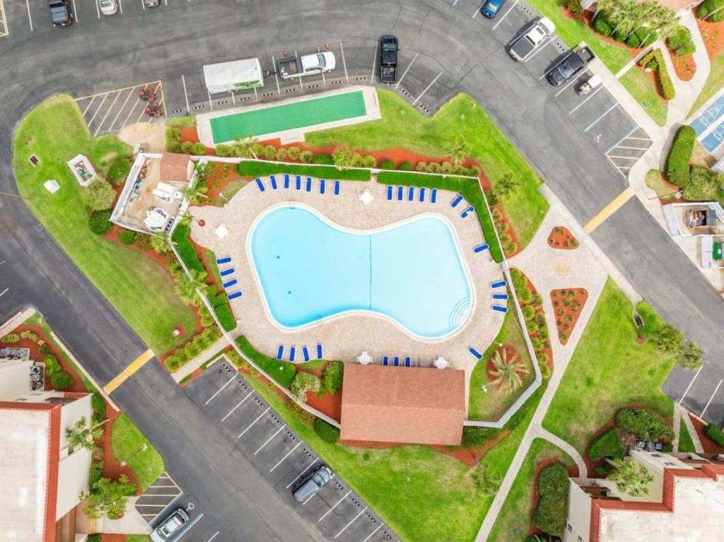 Una vista aérea de una piscina en una ciudad. en St. Augustine Ocean Racquet Club Unit 3303, en St. Augustine