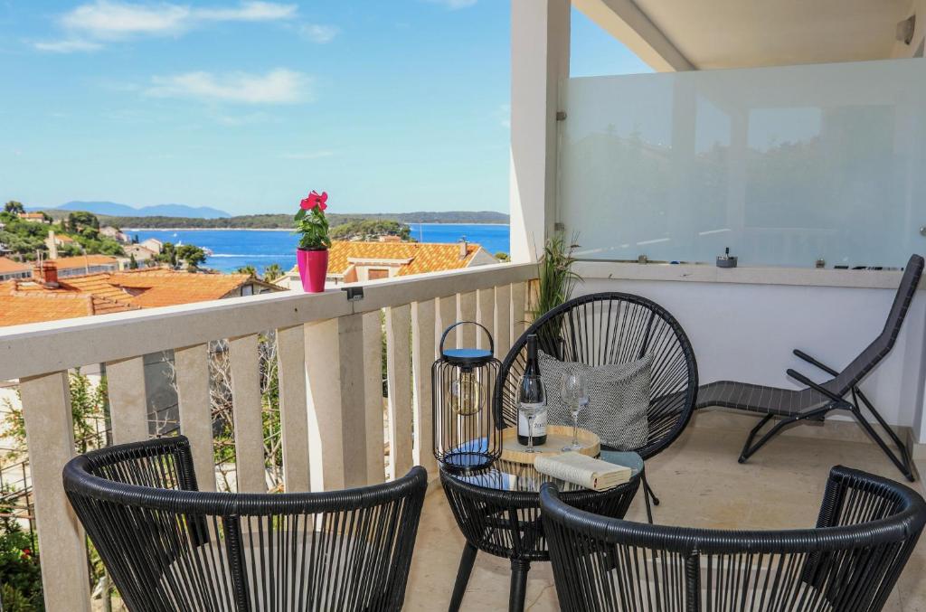 balcone con sedie e tavolo con vista sull'oceano di Juric 32 - Boutique Apartments a Hvar