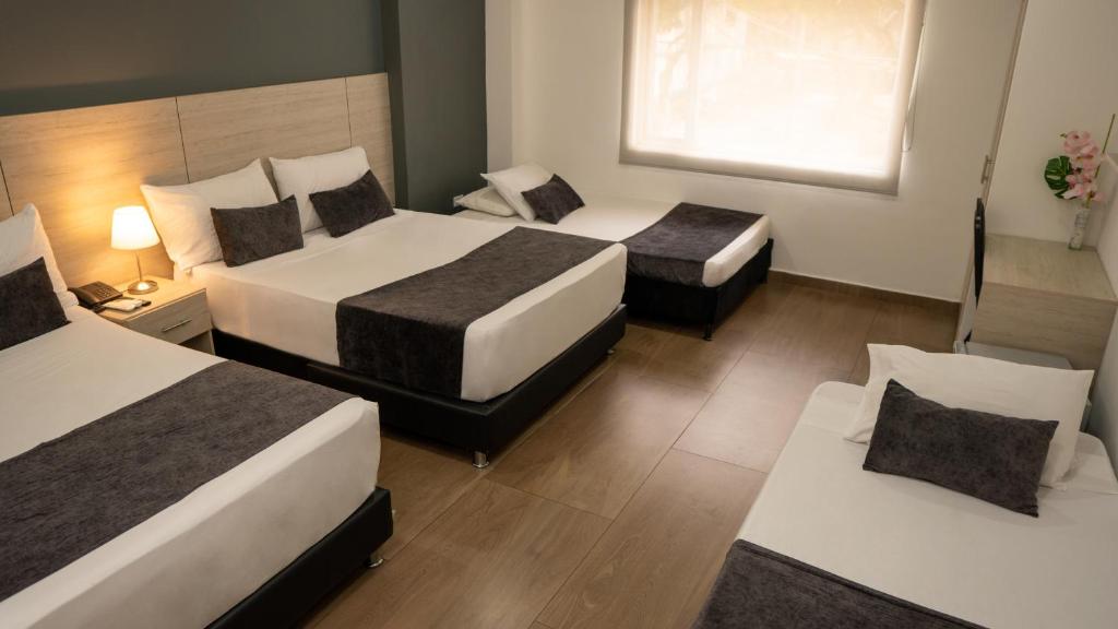 Postel nebo postele na pokoji v ubytování Diagonal Hotel Chipichape