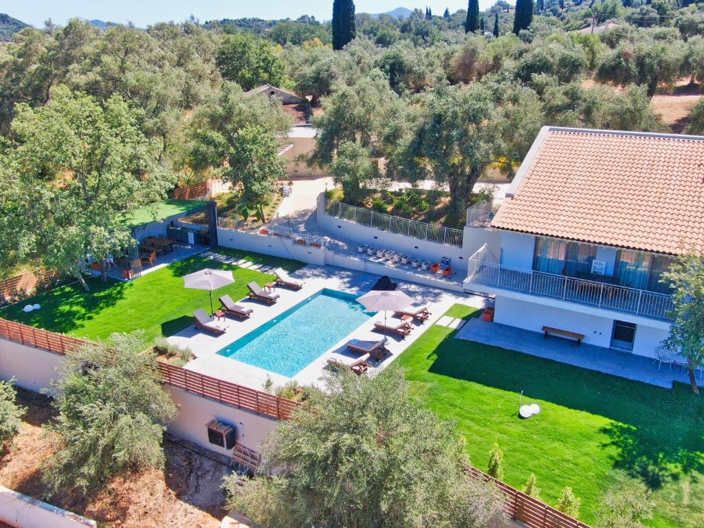 Бассейн в CorfuVille Luxury Villas или поблизости