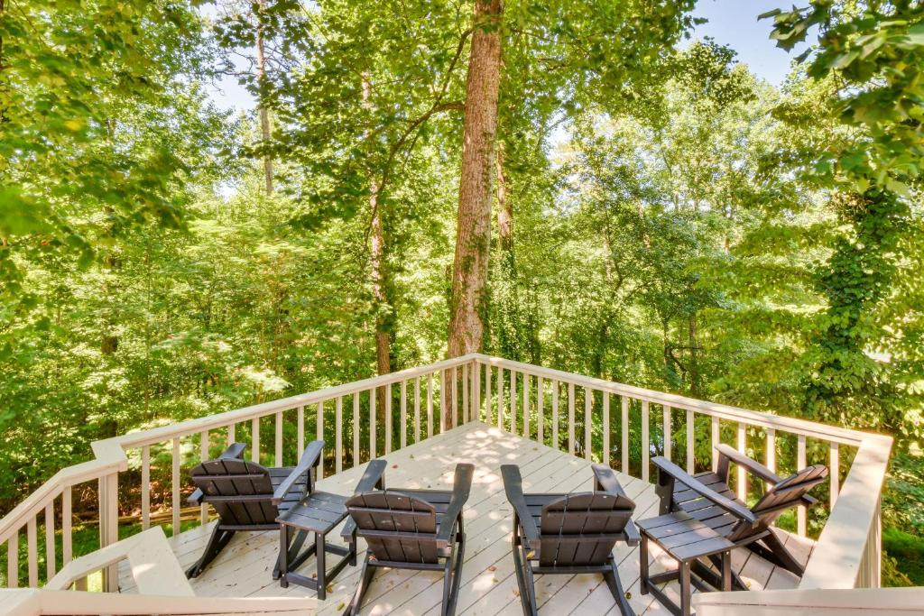 una terraza con sillas, mesa y árboles en Waterfront Gainesville Home with Private Boat Dock!, en Gainesville