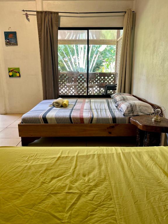 Postel nebo postele na pokoji v ubytování Ballena Oasis Homes & Glamping