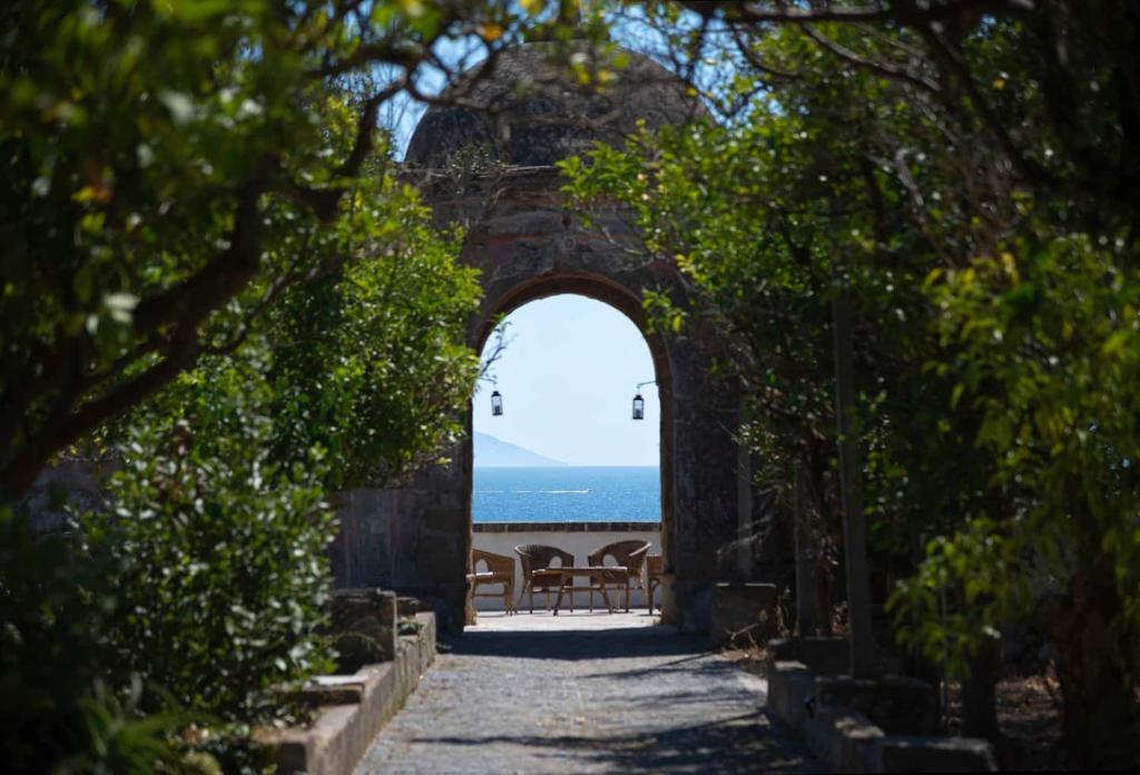 un arco con vistas al océano desde una playa en Casa Elsa, en Procida