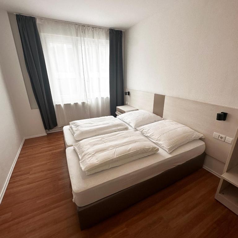Benztown Hotel Gästehaus - Double Room With Private Bathroom