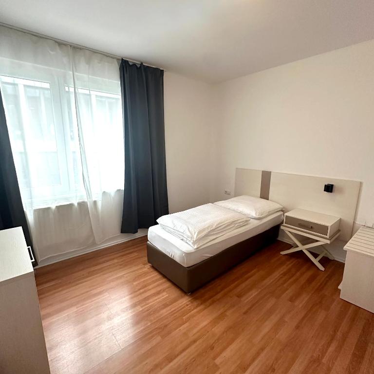 Benztown Hotel Gästehaus - Single Room With Private Bathroom
