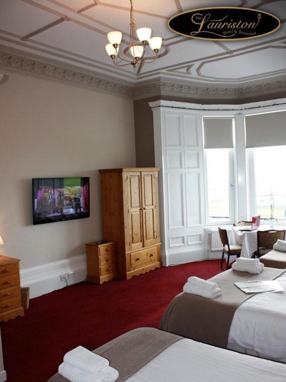 TV a/nebo společenská místnost v ubytování Lauriston Hotel