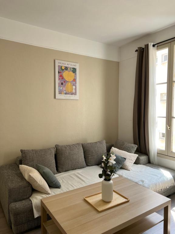 un salon avec un canapé et une table dans l'établissement Confort près de Paris 16e Eiffel Tower, JO2024, à Saint-Cloud